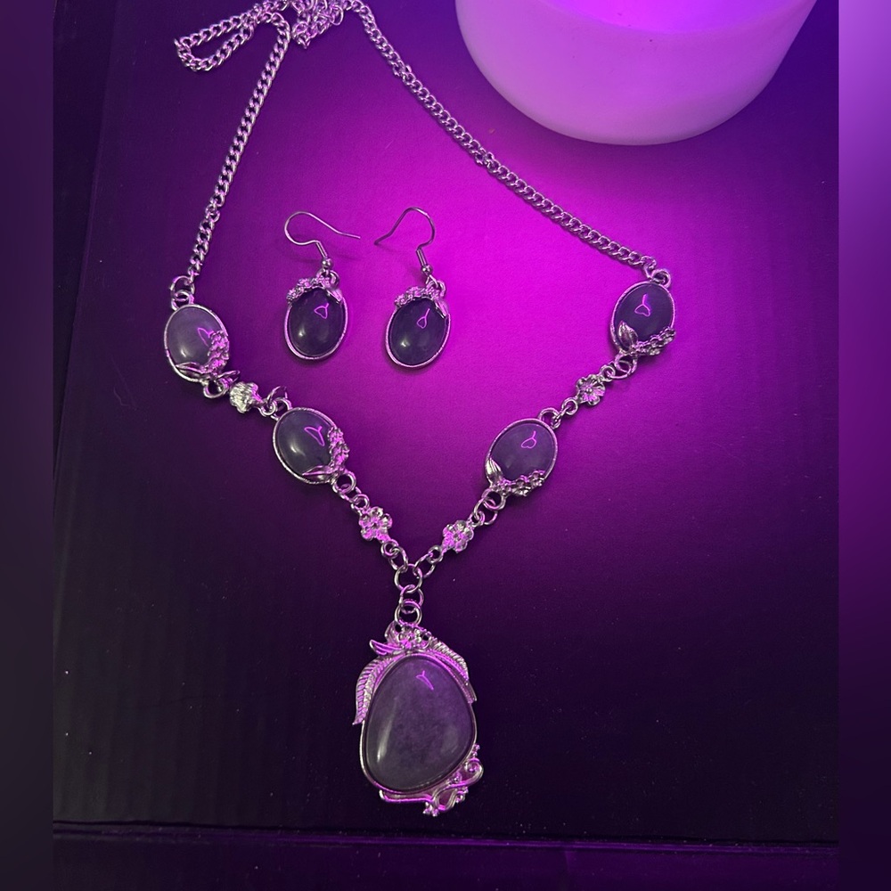 Green Aventurine Necklace (20 Inches) and Earrings in silver 140.00 ctw
